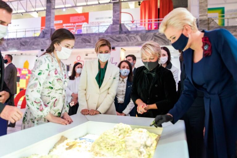 First Lady of Ukraine Elena Zelenskyy, and First Lady of Poland Agata Kornhauser-Duda examine our HoloSands sandbox.