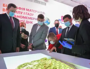 President Volodymyr Zelenskyy, President of Ukraine views our HoloSands exhibit in Kyiv